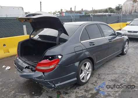 2011 Mercedes-Benz C 300 Sport z USA, uszkodzony, nr VIN WDDGF5EBXBR137150